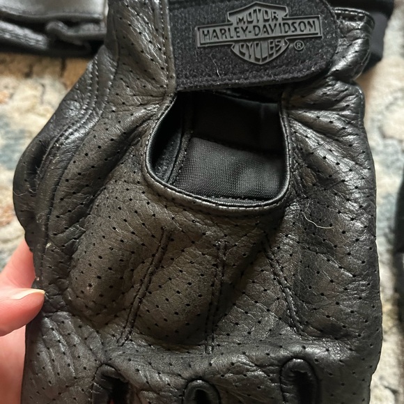 Four pairs of Harley Davidson Men's and Women's Riding Gloves - Picture 4 of 6